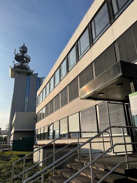 Besuch des Districtsrates bei FlexBase dem weltgrössten Redox-Flow-Batteriespeicher